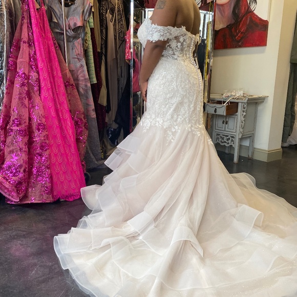 Hello this is a Justin Alexander size 16-18 - Picture 1 of 7